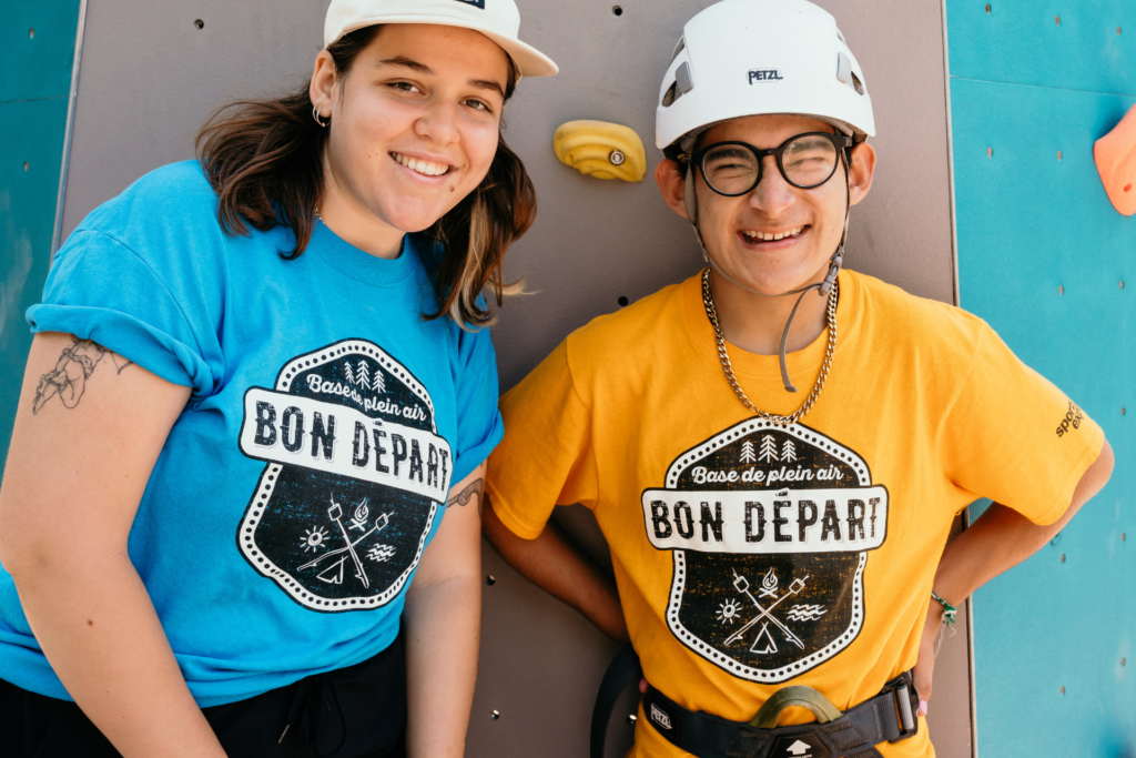 Enfant et monitrice Base de plein air Bon départ