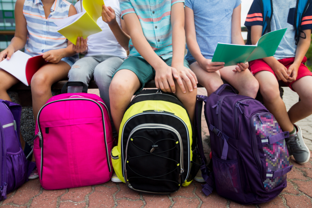 Enfants avec sac à dos
